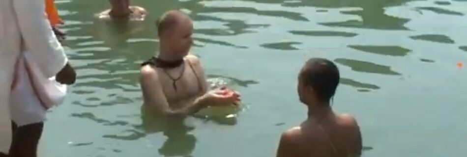 Омовение в Радха Кунде