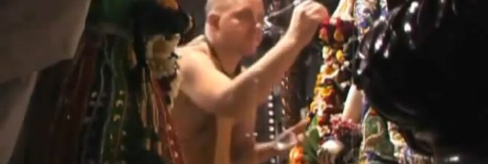 Одевание Шри Шри Радха Шьямасундара